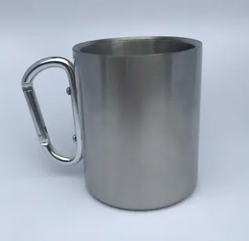 Taza con mosquetón y asa de aluminio